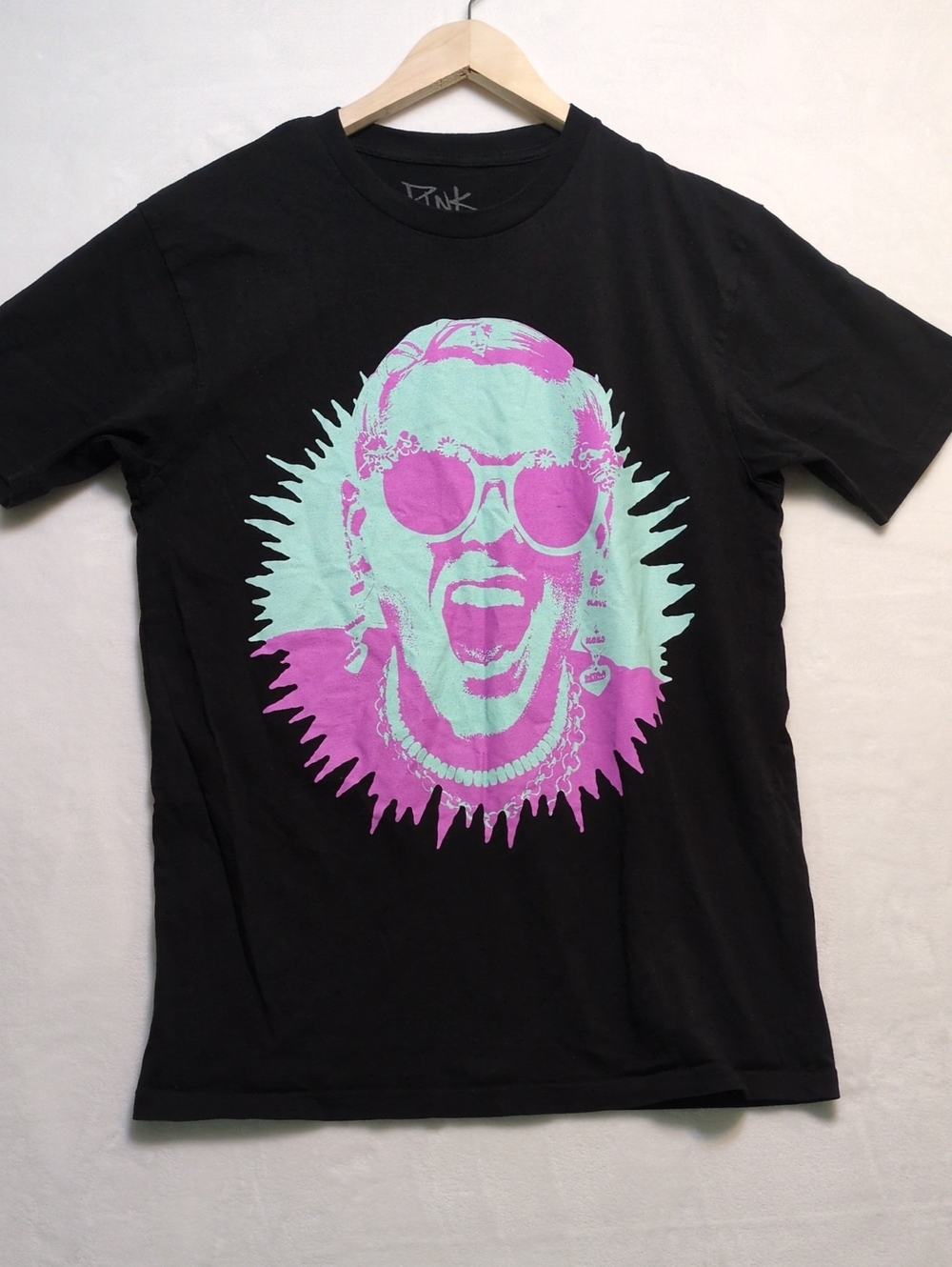 Pink Summer Carnival 2024 Tour T Shirt Medium Black Neon Graphic Concert Flaw